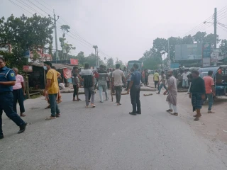 ফরিদপুরে সিএনজি শ্রমিকের উপর দু’দফা হামলা  ফরিদপুর-বরিশাল মহাসড়ক অবরোধ, ভোগান্তিতে যাত্রীরা